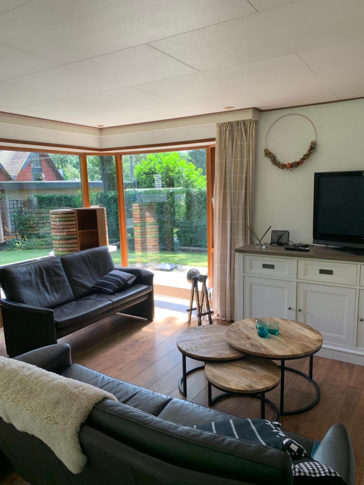 Topparken Veluwe Chalet: Private Garden Retreat in Beekbergen Room photo